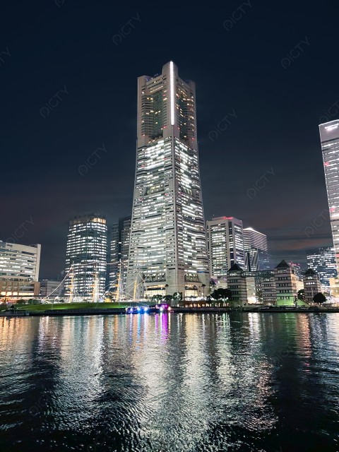 みなとみらいの夜景と街並み 【縦位置】