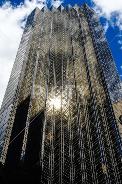 トランプタワーと青空（ニューヨーク）