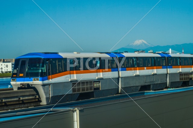 富士山と街並みと東京モノレール