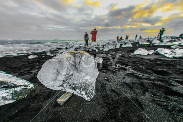 ヨークルスアゥルロゥン氷河湖の氷