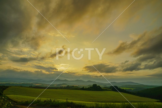北海道の草原と夕景