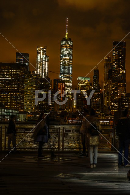 マンハッタンとブルックリンブリッジの夜景と人々