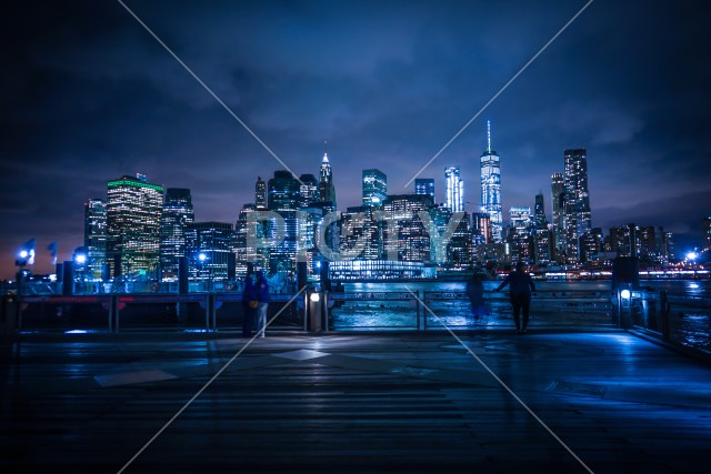 マンハッタンとブルックリンブリッジの夜景と人々