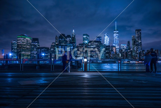 マンハッタンとブルックリンブリッジの夜景と人々
