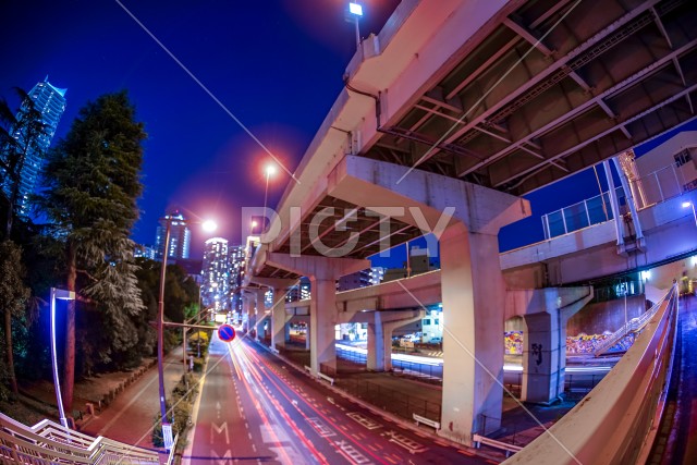 横浜の高速道路の夜景