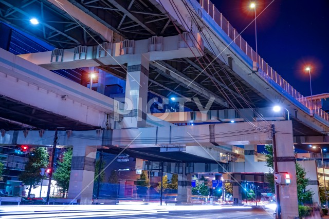 横浜の高速道路の夜景