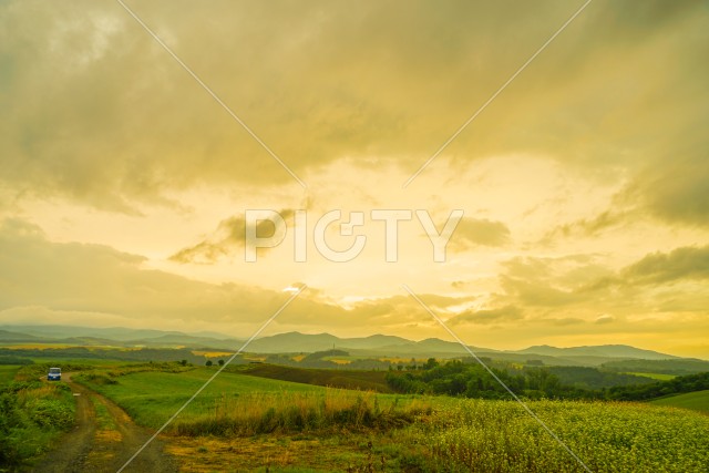 北海道の草原と夕景