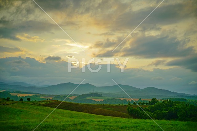 北海道の草原と夕景