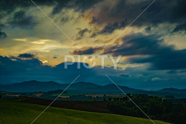 北海道の草原と夕景