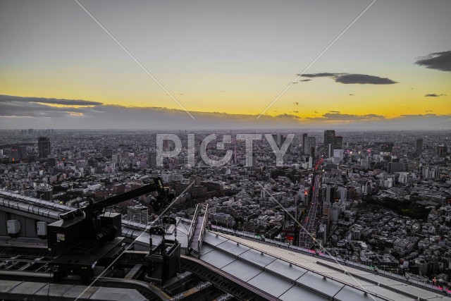 東京都心のビル群と夕景
