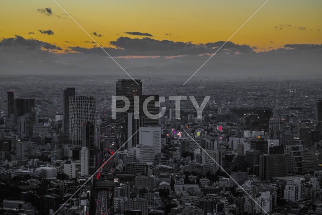 東京都心のビル群と夕景