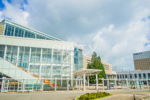 新青森駅と青空