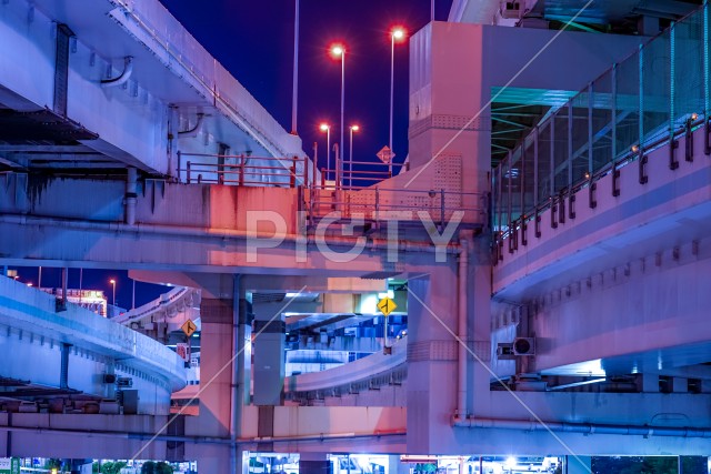 高速道路と横浜の夜景（首都高速道路）