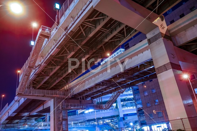 高速道路と横浜の夜景（首都高速道路）