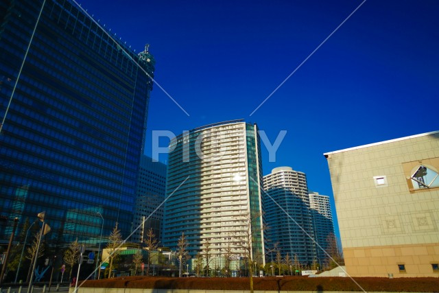 横浜みなとみらいのビル群と青空