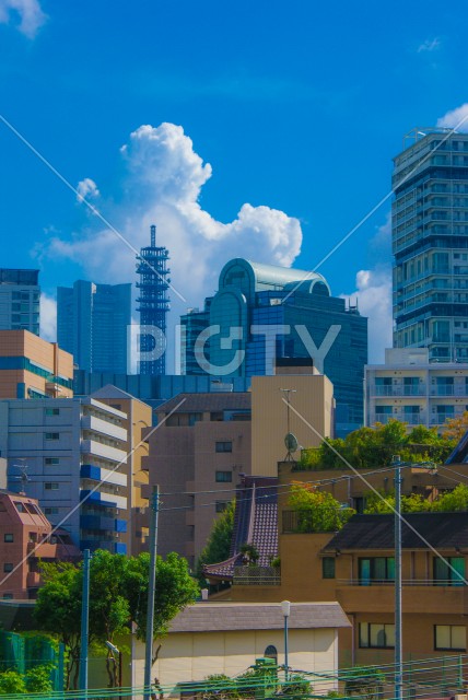 横浜みなとみらいのビル群と青空