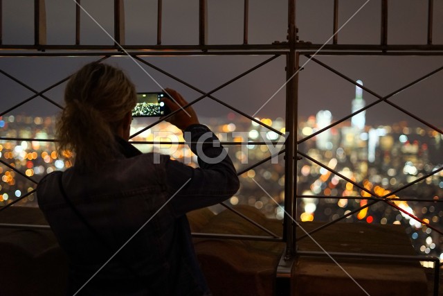 ニューヨークの夜景を撮影する人