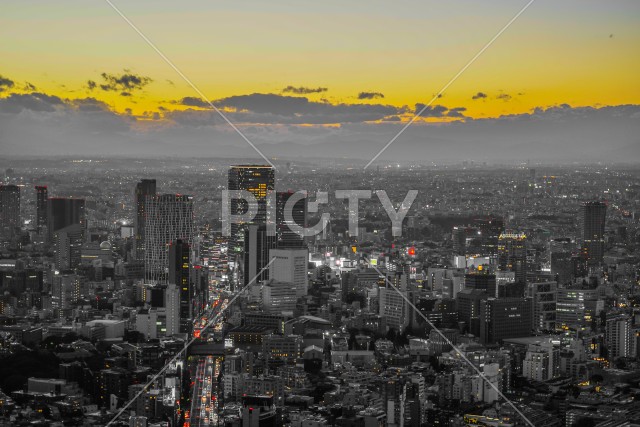 東京都心のビル群と夕景