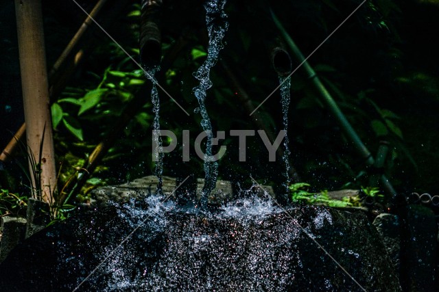 石にあたって弾ける水