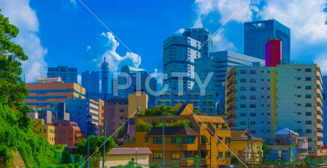 横浜みなとみらいのビル群と青空