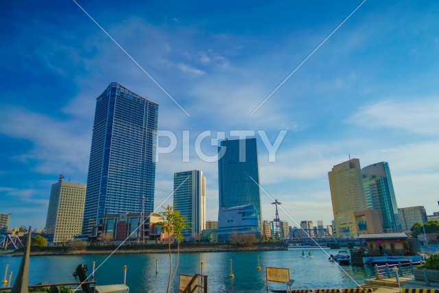 横浜みなとみらいのビル群と青空
