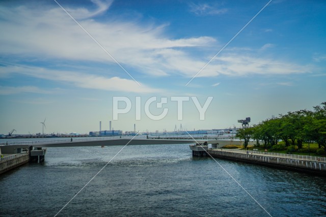 横浜みなとみらいのビル群と青空