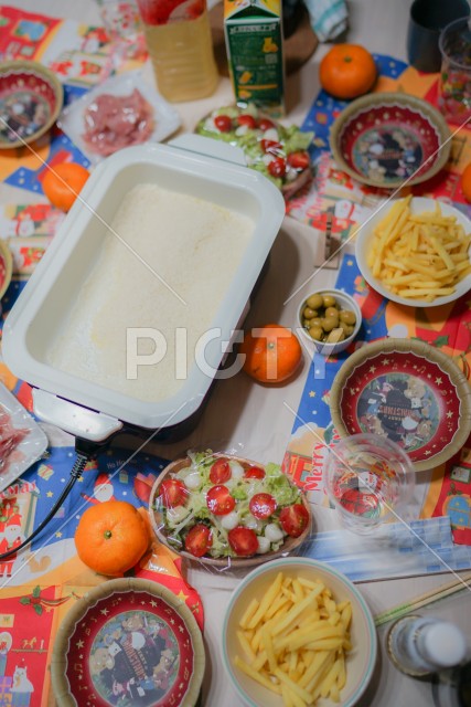 ホームパーティーでの食事光景