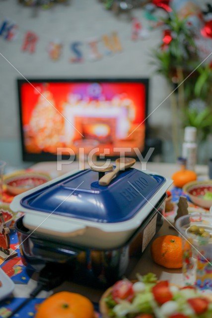 ホームパーティーでの食事光景