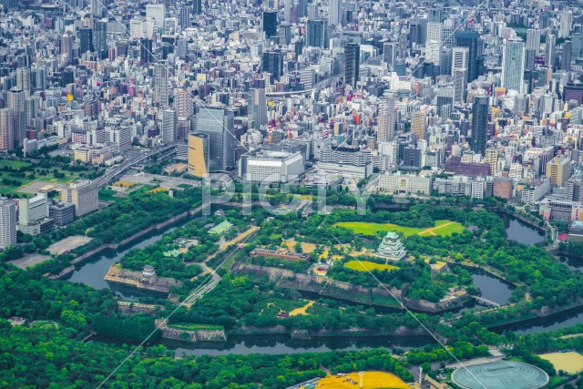 大阪城と大阪の町並み