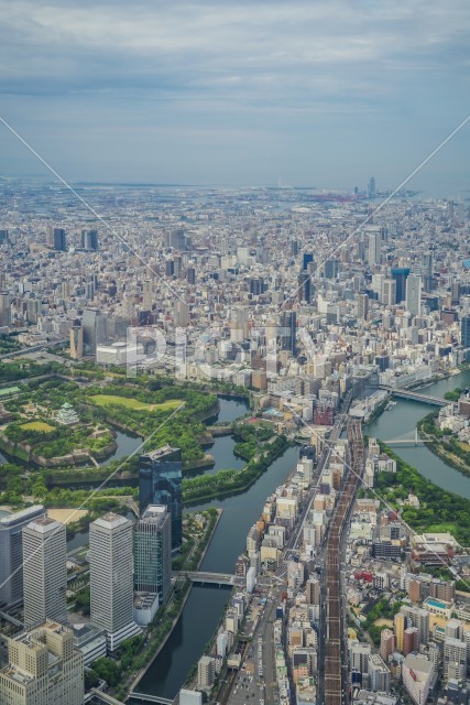 大阪城と大阪の町並み