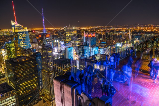 ロックフェラーセンター展望台の人々と夜景