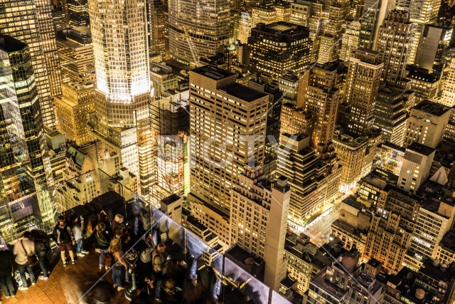 ロックフェラーセンター展望台（トップ・オブ・ザ・ロック）から夜景を眺める人々３