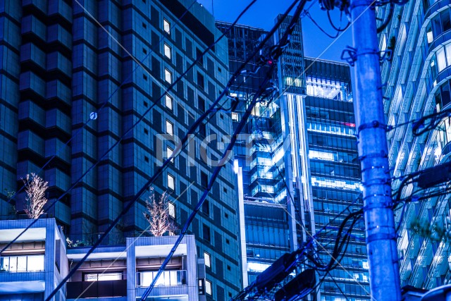 港区のビル群と高層マンション