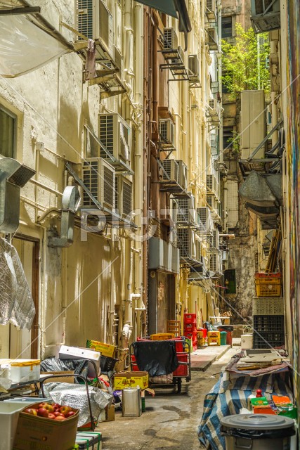 香港の高層ビルの路地裏