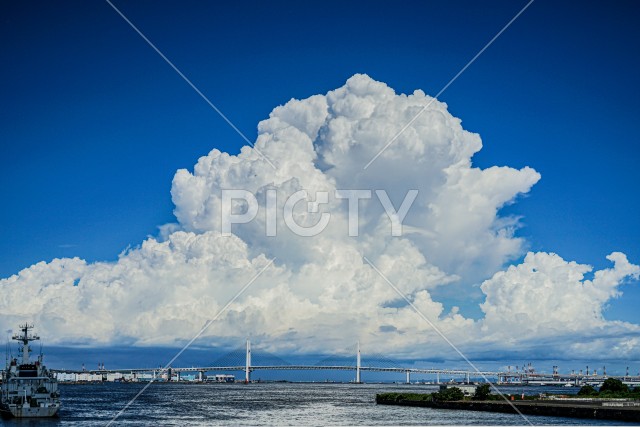 夏の入道雲と横浜ベイブリッジ