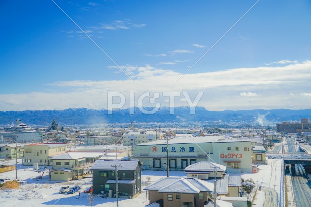 雪に覆われた福島の街のイメージ
