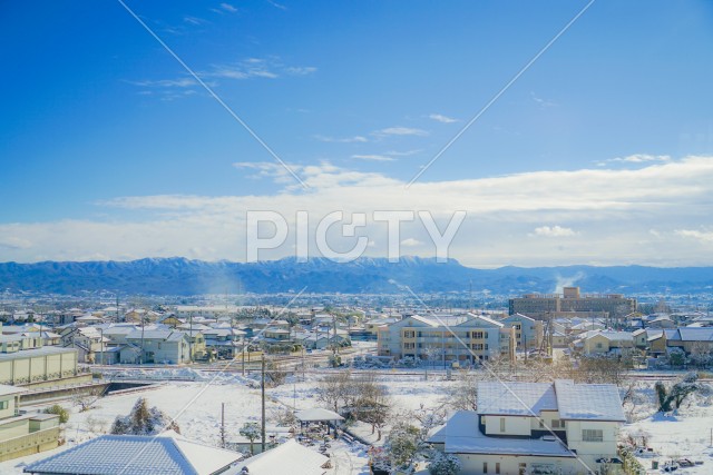 雪に覆われた福島の街のイメージ