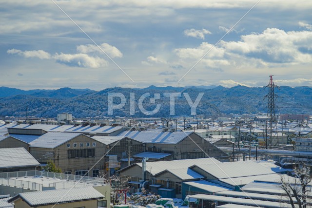 雪に覆われた福島の街のイメージ