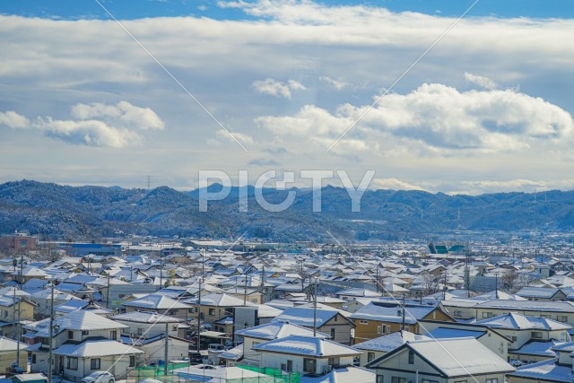 雪に覆われた福島の街のイメージ