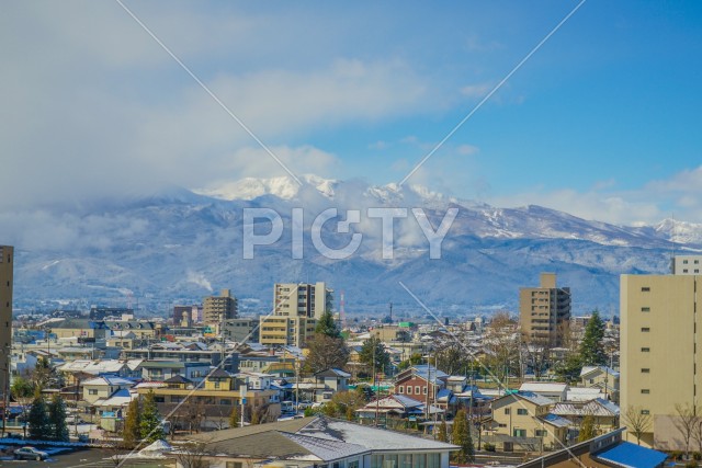 雪に覆われた福島の街のイメージ