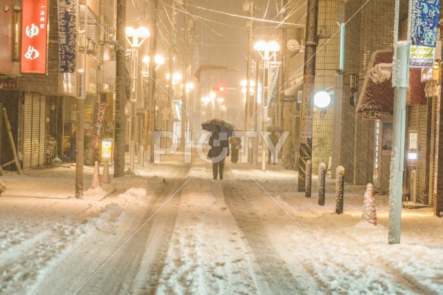 雪が降る天王町の街