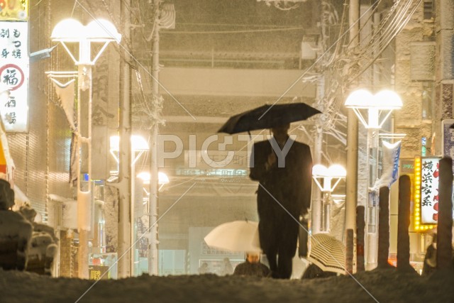 雪が降る天王町の街