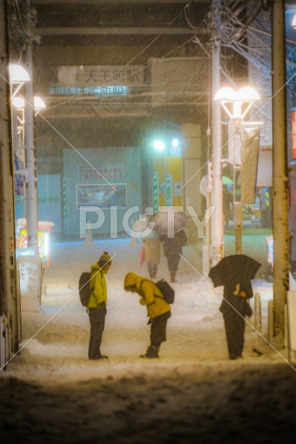 雪が降る天王町の街