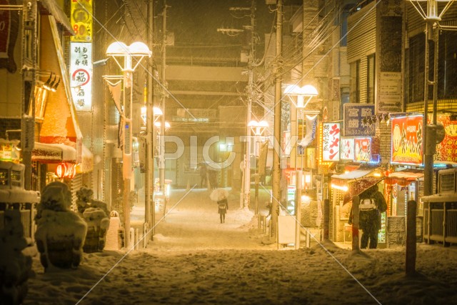 雪が降る天王町の街