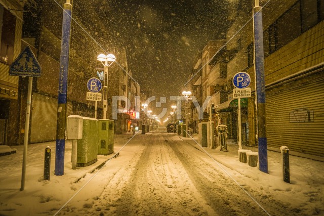 雪が降る天王町の街