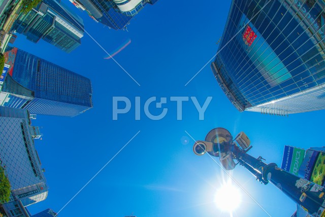 渋谷の町並みと青空