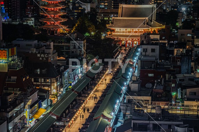 浅草寺と仲見世通りの夜景