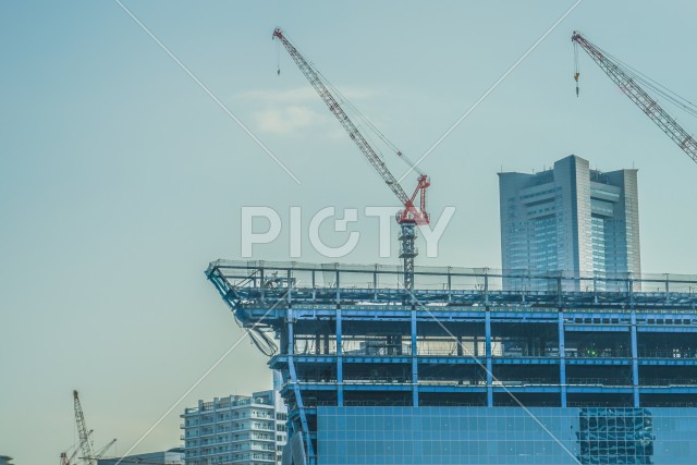 建設クレーンと横浜みなとみらいの街並み
