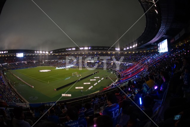 サッカーの試合を応援する人々