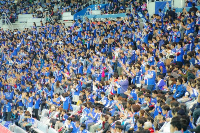 サッカーの試合を応援する人々